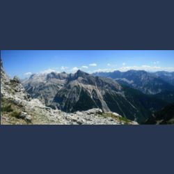 2010-07-09_12-26_Karwendel-HW_Grat1_Abstieg_Blick-Pleisen-Pano (1)_Pano_xg.JPG